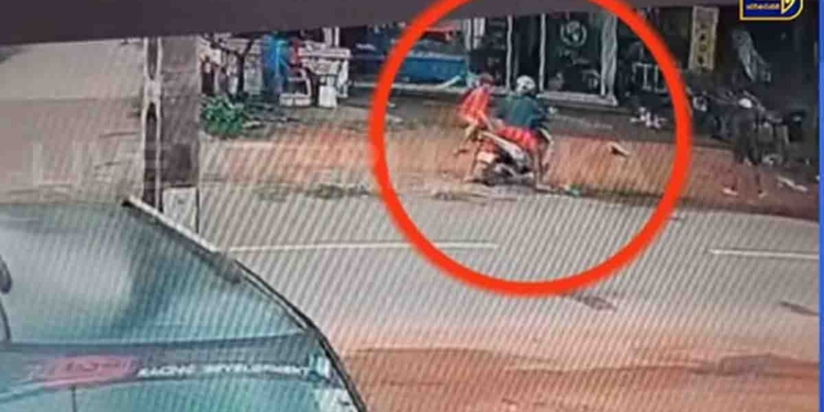 මහදවල් වෙඩි තියලා මරනවා මදිවාට දැන් මහදවල් කඩු අරන් කිසිම බයක් නැතිව කපන කොටන චණ්ඩි සෙට් එකකුත් බෝවෙලා! මේ කිරිබත්ගොඩ ටවුම මැද!  VIDEO I Sri Lanka Latest News
