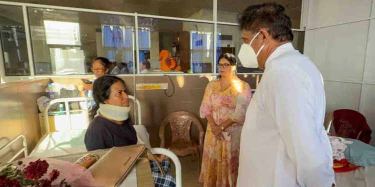 කොළඹ රහස් ඡන්දෙන් පසු මාලිමාවේ ආධාරකරුවන් ගැහුවා කියපු UNP මන්ත්රීවරියගේ සුවදුක් බලන්න විපක්ෂනායක සජිත් ජාතික රෝහලට යයි! VIDEO I Sri Lanka Latest News