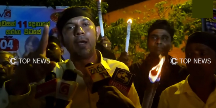 පන්දම් අල්ලන් මහ රෑ මහරගමින් තමයි ගිය සැරෙත් අරගලය පටන් ගත්තේ! මෙන්න ආයෙත් මිනිස්සු පන්දම් අල්ලන් එළියට ඇවිත්! VIDEO I Sri Lanka Latest News