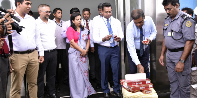 මිලියන 473ක හොර සිගරට් තොගයක් රේගු භාරයට ගනී! PHOTOS I Sri Lanka Latest News