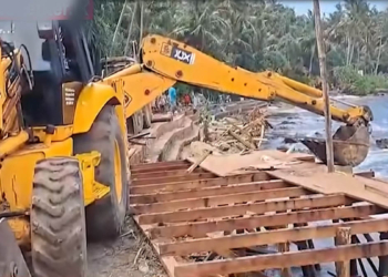 ලස්සන දික්වැල්ල වෙරළ බලෙන් අල්ලන් හිටපු ඔක්කොම එළවයි! VIDEO I Sri Lanka Latest News