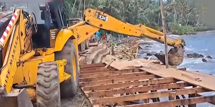 ලස්සන දික්වැල්ල වෙරළ බලෙන් අල්ලන් හිටපු ඔක්කොම එළවයි! VIDEO I Sri Lanka Latest News