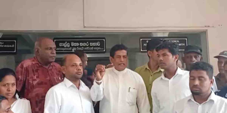 පොහොට්ටුවේ ලොකුම හොරා අරන් මාලිමාව ගාල්ල නගර සභාව හදලා! මූ තමයි ලොකුම හොරා..! මූ ඉන්න ඕන හිරේ..! ලැජ්ජයි හලෝ ලැජ්ජයි…!  VIDEO I Sri Lanka Latest News