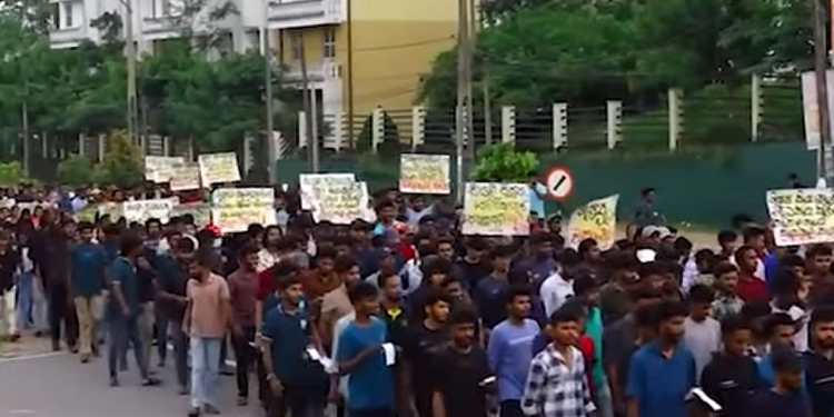 ඒ පාර මෙන්න ජ’පුරේ කොල්ලෝ කෙල්ලෝ රොතු පිටින් පාරට බැහැලා..! VIDEO I Sri Lanka Latest News