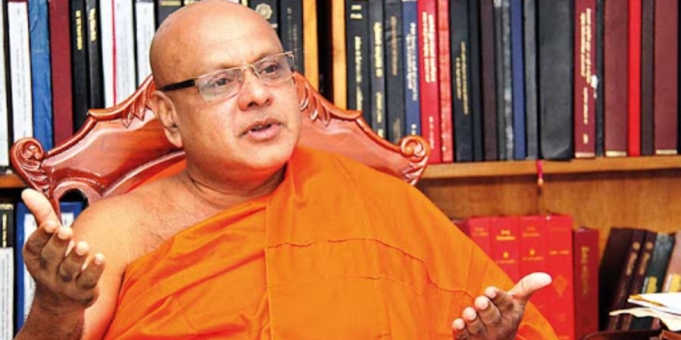 ආණ්ඩුව ගැන දැන් විශ්වාසය අඩුවේගන යනවා! කන්ටේනර් 300 ගානක් නීති විරෝධීව එළියට ආවා කියලා කතාවෙනවා! රටවල් එක්ක ගහපු ගිවිසුම් රටට හෙළිදරව් කරන්න ඕනෙ! පත්වීම් තුළ දේශපාලනය තියෙන්න හොඳ නෑ! අනෙක් අයගේ අදහස්වලටත් ගරු කරන්න! මහාචාර්ය කොටපිටියේ රාහුල හාමුදුරුවෝ හරිනිගේ මූණ බලාගෙන මෙහෙම කිව්වේ ඇයි? Sri Lanka Latest News