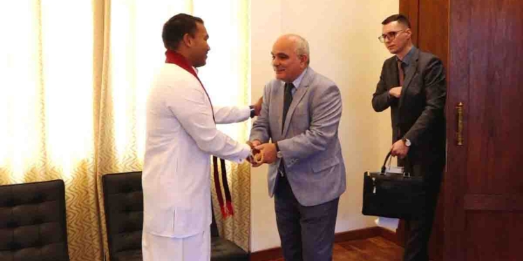 රුසියානු තානාපති නෙළුම් මාවතටම ඇවිත් නාමල්ව හමුවෙයි! PHOTOS I Sri Lanka Latest News
