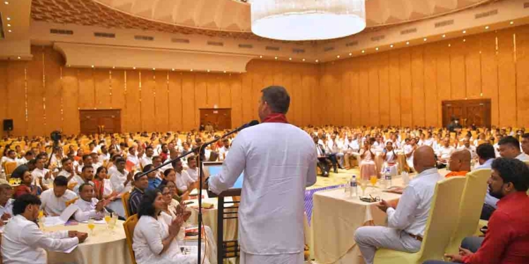 පොහොට්ටුවේ මන්ත්රීවරු නාමල් ඉදිරියේ දිවුරයි! PHOTOS I Sri Lanka Latest News