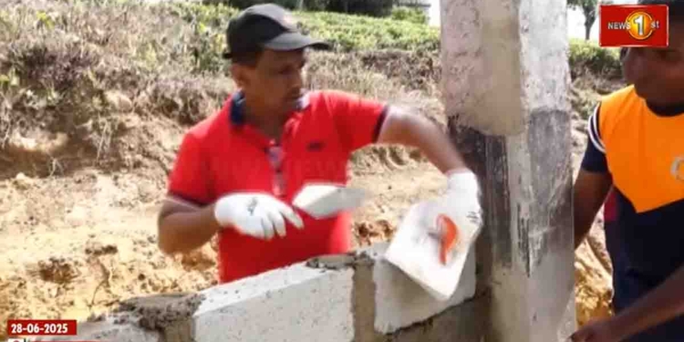 වැලි හලනවා…! බිත්ති බඳිනවා..! මේසන් වැඩ කරනවා..! VIDEO I Sri Lanka Latest News