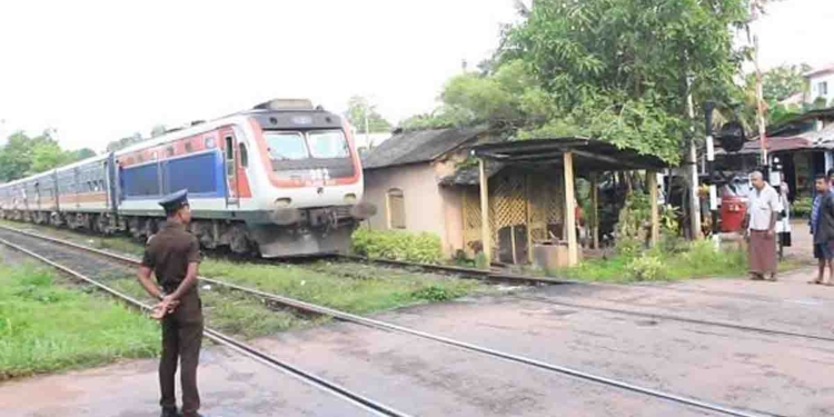 මෙච්චර අපරාධ වෙද්දි පොලිසියට කෝච්චි එනකන් බලාගෙන රේල්පාරවල් අයිනේ හිටන් ඉන්නත් වෙලා! I Sri Lanka Latest News