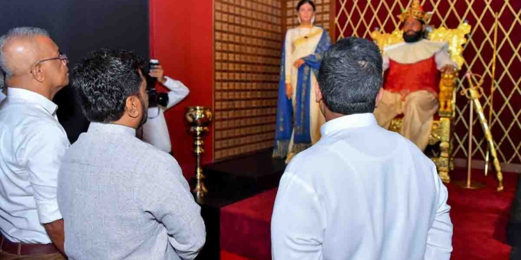 ජනාධිපතිතුමා මහනුවර ගිහින් විවෘත කරපු ඇහැලේපොළ වලව්වේ ගිනිවිජ්ජුම්බරයක්! ඇහැලේපොළ කුමාරිහාමියි දරුවනුයි දියේ ගිල්වා මරා දාන්න.. පුංචි නැගණිය වංගෙඩියේ දාලා කොටන්න.. වීර මද්දුමබණ්ඩාරගේ හිස ගසා දාන්න නියෝග දීපු ශ්‍රී වික්‍රම රාජසිංහ රජුගේ පිළිරුවකුත් වලව්ව ඇතුළේ ගෙනත් තියලා! හතරවටෙන්ම විරෝධය! PHOTOS I Sri Lanka Latest News