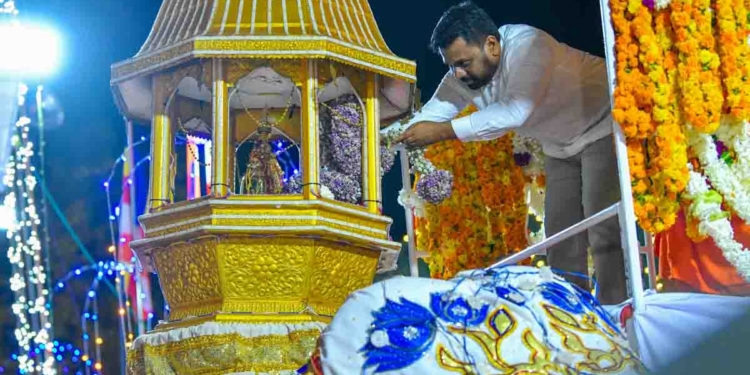 අනුර කතරගම ගිහින් ඇසල පෙරහර බලයි! කිරිවෙහෙරේ නායක හාමුදුරුවොත් බැහැදැක සුවදුක් විමසයි! PHOTOS I Sri Lanka Latest News