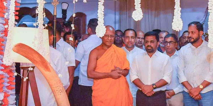 අනුර මහනුවර ගිහින් අස්ගිරි අනුනාහිමියන්ගේ ශ්‍රී දේහයට අවසන් ගෞරව දක්වයි! PHOTOS I Sri Lanka Latest News