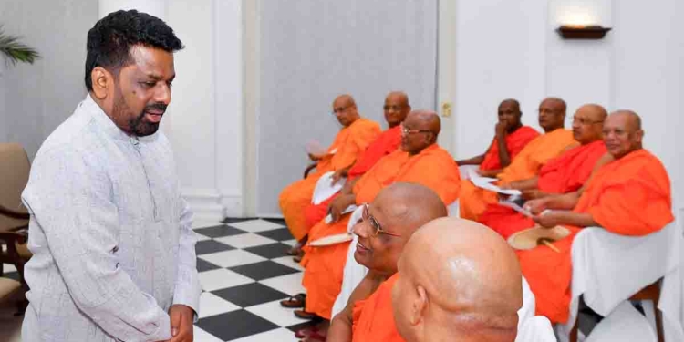 මහනුවර ගිය අනුර මල්වතු-අස්ගිරි අනුනාහිමිවරුන් ඇතුළු කාරක මහා සංඝ සභාව හමුවෙයි! ප්රබල ඉල්ලීම් කීපයකුත් ඇවිත්! PHOTOS I Sri Lanka Latest News
