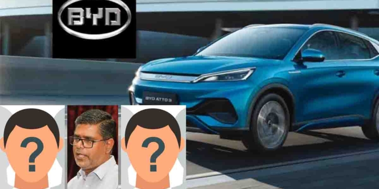 බදු ගැන කතාකරන විපක්ෂයේ මහලොකු ආර්ථික ඔස්තාර්ලා නිදි! හැමෝම සද්ද නැතිව ඉද්දී මුජිබර් තනිවම පාර්ලිමේන්තුවේදී ඇද්දා! හෙළිදරව්වෙන් පස්සේ බදු වංගු ගහලා ගෙනැල්ලා කියපු BYD වාහන 1000ක් රේගුව අත්අඩංගුවට අරන්! මුජිබර්ගේ කතාව ‘මව්රට’ තමයි ඉස්සෙල්ලාම පත්තු කළේ! තවත් දැවැන්ත බදු වංචා ගැන සද්ද නැතිව ඉන්න ආර්ථික ඔස්තාර්ලාගේ ඩීල් ගැනත් ළඟදීම ලොකු හෙළිදරව්වක් බලාපොරොත්තු වෙන්න! VIDEO I Sri Lanka Latest News