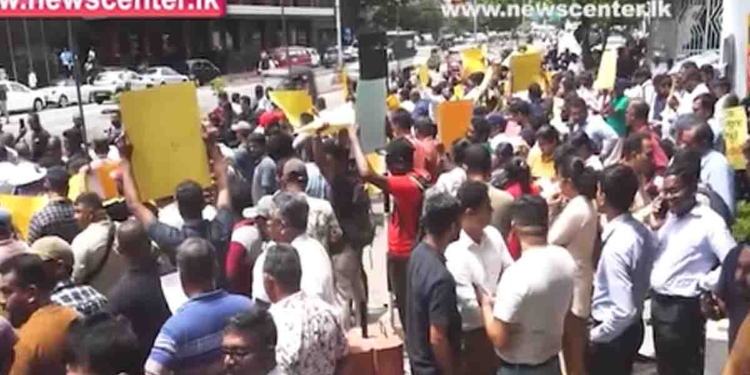ආණ්ඩුව ගේන්න යන පනතට විරෝධය පා විදුලි සේවකයෝ කොළඹට එයි! වෘත්තීය සමිති 28ක් විදුලි මූලස්ථානය වටලයි! I Sri Lanka Latest News