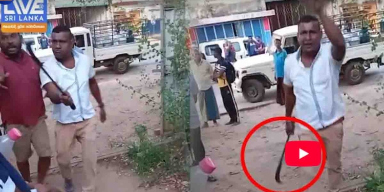 කඩුවක් උස්සන් ඇවිත් ගලේවෙලදී පොලිසියේ කොල්ලන්ට පාට් දැම්ම මේ චණ්ඩියා කව්ද? පොලිස් කොල්ලො ටිකත් ඉවසගෙන ඉඳලා බැරිම තැන දාපු සුපිරි පාට් එක කොහොමද? VIDEO I Sri Lanka Latest News
