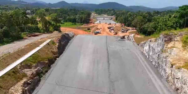 මධ්‍යම අධිවේගියේ පොතුහැර-රඹුක්කන කොටස හදන්න පටන් අරන්! බිම් සකස් කිරීම අවසන් අදියරේ! කාපට් කරන්න සියල්ල ලෑස්තියි! 2027 ජනවාරියේ වාහනේ යන්න පුළුවන්! VIDEO I Sri Lanka Latest News