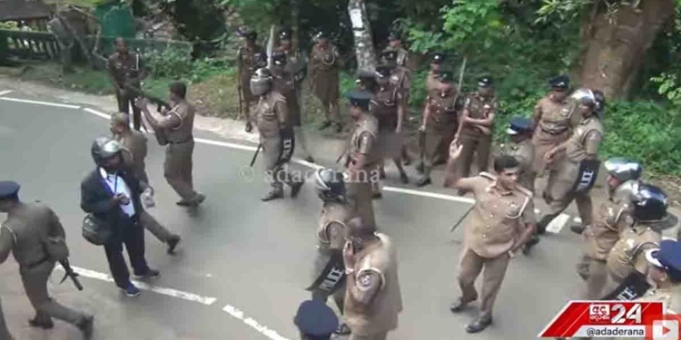පැහැරගෙන ගොස් වෙඩි තබා ඝාතනය කළ තරුණයාගේ අවසන් කටයුතු සිදුවෙද්දී කහවත්ත යළි භීතියෙන් ඇළලෙයි! ගම්මු පොලිසියට ගල්මුල්වලින් ගහයි! පොලිසියත් කඳුළු ගෑස් ගහයි! වෙඩි තිබ්බා කියන අයකුගේ ත්රීරෝද රියකටත් ගම්මු ගිනි තියලා! VIDEO I Sri Lanka Latest News