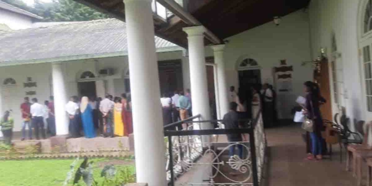 දූෂිත සේවකයෙක් ගැන මහනුවර නගරාධිපති කියපු කතාවකට කේන්ති ගිහින් සේවකයන් වරිපනම් අය කරගැනීමේ කටයුතුවලින් ඉවත් වෙයි! වරිපනම් ගෙවන්න ආ මහජනතාව දැඩි පීඩාවට! I Sri Lanka Latest News