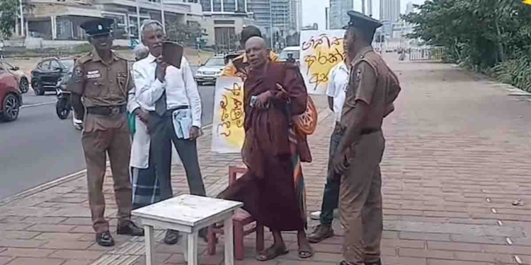 හැමතැනම වෙඩි තියනවා! මිනී මරනවා! ජාතික ආරක්ෂාව ගැන ටියුෂන් ගන්න මැදිරිගිරියේ හිමියෝ බංකුවකුයි පුටුවකුයි අරන් ජනාධිපති ලේකම් කාර්යාලය ගාවට වඩියි! VIDEO I Sri Lanka Latest News