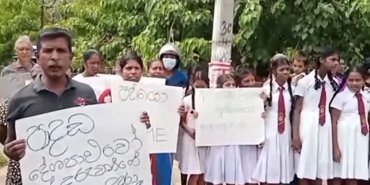 මාලිමා මන්ත්‍රීවරුන්ට බරපතළ චෝදනාවක්! දේශපාලන වුවමනාවන්ට මහනාන්නෙරිය විද්‍යාලයේ විදුහල්පති මාරු කළාට එරෙහිව සිසුන්-මව්පියන් මාරාන්තික උපවාසයක! මව්වරු කියන මේ කතා ටික අහලාම බලන්න! VIDEO I Sri Lanka Latest News