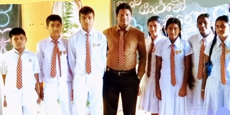 ටියුෂන් ගුරාලා පොරවල් වෙන රටේ සම්මාන පිට සම්මාන දෙන්න වටින ඉස්කෝලේ මහත්තයෙක් මෙන්න! Sri Lanka Latest News