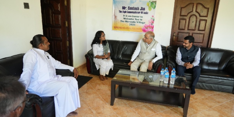ශ්‍රීමහා බෝධිය රැකගන්න සංඝමිත්තා තෙරණිය සමග ආ දූත පිරිසේ අලුත් පරම්පරාව සොයා ඒ දූත පිරිසට ඥාතිකම් කියන ඉන්දීය මහකොමසාරිස් අනුරාධපුරයට! Sri Lanka Latest News