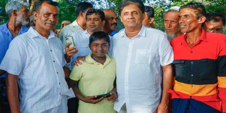 ප්‍රේමදාස ‘ජනාධිපති ජංගම සේවය’ පටන් අරන් දුප්පත් ජනතාව  ගාවටම ගිහින් ලොකු සේවයක් කළා! ජනතාව මුහුණ දෙන ප්‍රශ්න හදුනගන්න සජිත් ‘විපක්ෂනායක ජංගම සේවය’ පටන් අරන්! මේ කලාවැව ධීවර ගම්මානයට ගිහින් මිනිස්සුන්ගේ ප්‍රශ්න ගැන කතා කරපු හැටි! VIDEO & PHOTOS I Sri Lanka Latest News