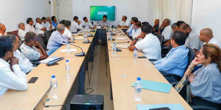 ඡන්ද කාලෙදි මාලිමාවෙ අය ක්ෂුද්‍ර හා කුඩා පරිමාණ ව්‍යවසායකයන් ගැන පුදුම ආදරයක් තිබ්බේ! දැන් කෝ ඒ ආදරය..? දැනුත් ඒ ආදරය පෙන්වන්නකෝ..! ව්‍යාපාරිකයන්ට හෙණයක් වූ පරාටේ නීතිය ගැන කතාකරන්න ව්‍යවසායකයන් විපක්ෂනායකවරයා හමුවෙයි! VIDEO & PHOTOS I Sri Lanka Latest News