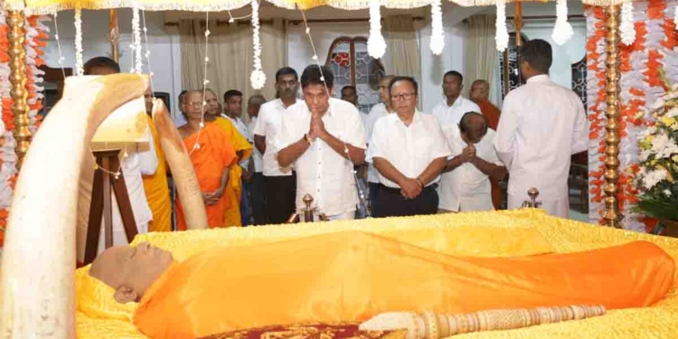 අස්ගිරි අනුනාහිමියන්ට අවසන් ගෞරව දක්වන්න සජිත් මහනුවර ගිහින්! PHOTOS I Sri Lanka Latest News