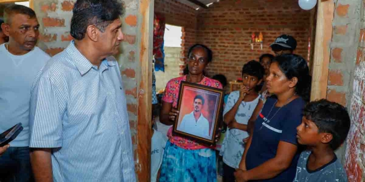 හලාවතින් මුහුදු ගිය ධීවරයන් දෙන්නෙක් අතුරුදන් වෙලා දවස් 10යි! ගමේ මිනිස්සු එක සිරුරක් සොයාගත්තා! අනෙක් ධීවරයාගේ සිරුර තවම හොයාගෙන නෑ! තොරතුරු දැනගත් සජිත් හලාවත ධීවර නිවෙස්වලට යයි! ගුවන් හමුදාපතිට ඒ මොහොතේම කතා කර අතුරුදන් ධීවරයාගේ සිරුර හොයන්න හෙලිකොප්ටරයක් යොදවයි! ධීවර ආරක්ෂාව වෙනුවෙන් යෝජනාවකුත් කරයි!  PHOTOS & VIDEO I Sri Lanka Latest News