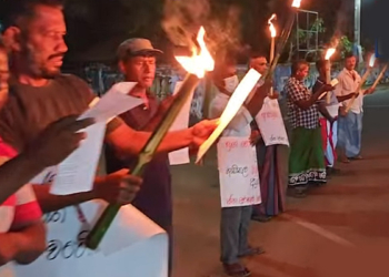 කරන්ට් බිල ඉහළ දැම්මාට මහරගමින් පටන් ගත්ත පන්දම් විරෝධය රට වටා යයි! මේ මැදිරිගිරියේ! VIDEO I Sri Lanka Latest News