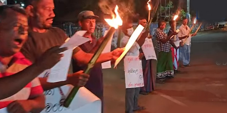 කරන්ට් බිල ඉහළ දැම්මාට මහරගමින් පටන් ගත්ත පන්දම් විරෝධය රට වටා යයි! මේ මැදිරිගිරියේ! VIDEO I Sri Lanka Latest News