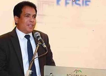 බද්ද 14%කින් අඩු කරගැනීම හොඳයි! හැබැයි 30%ක් වැඩියි! අපනයන කඩාවැටීමේ අවදානමක් තියෙනවා! ඒ වගේම අමෙරිකාව අපේ ආයෝජකයන්ට කතාකරනවා! ඒ ආයෝජකයො අමෙරිකාවට ගියොත් අපේ ආර්ථිකය කඩන් වැටේවි! රස්සා නැතිවේවි! ඒ නිසා ආයෝජකයන්ට සහන දෙන්න වේවි! ඒ වගේම අපි චීනය-ඉන්දියාව-රුසියාව එක්ක වැඩිපුර ගනුදෙනු කරන්න ගියොත් තවත් 10%ක අමතර බද්දක් වැටෙනවා! ඒ නිසා ආණ්ඩුව රාජ්යතාන්ත්රිකව කටයුතු කරන්න ඕනෑ! IMF එකත් එක්ක වහාම කතා කරන්න! මහාචාර්ය අමින්ද මෙත්සිල 30%ක බද්දේ කවුරුත් නොදකින පැත්ත පෙන්වා දෙයි! VIDEO I Sri Lanka Latest News