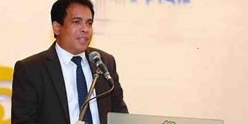 බද්ද 14%කින් අඩු කරගැනීම හොඳයි! හැබැයි 30%ක් වැඩියි! අපනයන කඩාවැටීමේ අවදානමක් තියෙනවා! ඒ වගේම අමෙරිකාව අපේ ආයෝජකයන්ට කතාකරනවා! ඒ ආයෝජකයො අමෙරිකාවට ගියොත් අපේ ආර්ථිකය කඩන් වැටේවි! රස්සා නැතිවේවි! ඒ නිසා ආයෝජකයන්ට සහන දෙන්න වේවි! ඒ වගේම අපි චීනය-ඉන්දියාව-රුසියාව එක්ක වැඩිපුර ගනුදෙනු කරන්න ගියොත් තවත් 10%ක අමතර බද්දක් වැටෙනවා! ඒ නිසා ආණ්ඩුව රාජ්යතාන්ත්රිකව කටයුතු කරන්න ඕනෑ! IMF එකත් එක්ක වහාම කතා කරන්න! මහාචාර්ය අමින්ද මෙත්සිල 30%ක බද්දේ කවුරුත් නොදකින පැත්ත පෙන්වා දෙයි! VIDEO I Sri Lanka Latest News