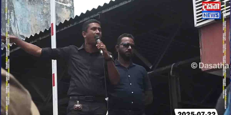 මාලිමාවේ රුවන්වැල්ල මන්ත්‍රී මාලිමා ආණ්ඩුව ගේන්න යන විදුලි පනතට ගිනිතියයි! කංචනයා බැන බැන හරි සාකච්ඡාවක් දුන්නා! මේ ඇමැතියා මාස 7ක් තිස්සේ සාකච්ඡාවක් දුන්නේ නෑ! ලියුම් 32ක් දැම්මා.. එක ලියුමකටවත් ජයකොඩි ඇමැතියාගෙන් උත්තර නෑ! එදා රන්ජන් ජයලාල් මොකද කිව්වේ.. අපේ ආණ්ඩුවක් එනවා මාස දෙකක් ඉවසන්න කිව්වා! කෝ දැන් මේ අය? විදුලිබල මණ්ඩලය කෑලි කෑලි කරලා සමාගම්වලට විකුණන්න යනවා! තුනෙන් දෙකේ ආණ්ඩුවලින් මුන් සැප විදිනවා! ඔය ආණ්ඩු තාවකාලිකයි..! පාරට බැහැපු විදුලි බල මණ්ඩලේ කොල්ලෙක් දෙනවා රිදෙන්නම! VIDEO I Sri Lanka Latest News