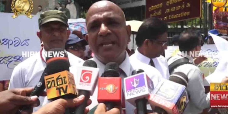 ගුරු අධ්‍යාපනඥයන් ඉසුරුපාය වටකරයි! ඉබ්බො දාලා ගේට්ටු ලොක් කරයි! ඇමැති ඇතුළෙ ඉන්නවා! VIDEO I Sri Lanka Latest News