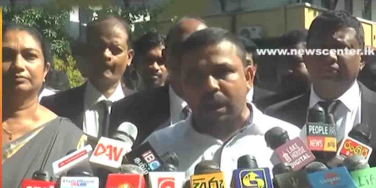 දැන්නම් වැඩේ ලේසි වෙන්නෙ නෑ වගේ! 20ක නීතීඥවරුන්ගේ කණ්ඩායමක් වැඩේට බැහැලා අල්ලස් කොමිසම වටලයි! කිසිම පරීක්ෂාවක් නැතිව රේගුවෙන් නිදහස් කරපු කන්ටේනර් 323 ගෙන්නුවේ කව්ද? මොනවද තිබ්බේ? VIDEO I Sri Lanka Latest News