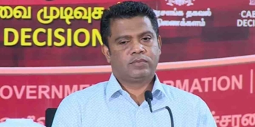 කැබිනට් මාධ්ය හමුවේදී මාධ්යවේදීන් කන්ටේනර් 323 එළියට අදී! මීට පෙරත් අවස්ථා 14කදී බහාලුම් දහසකට වඩා පරීක්ෂා නොකර එළියට දාලා! ඇමැති නලින්ද ඉතිහාසයත් මතක් කරලාම උත්තර දෙයි! VIDEO I Sri Lanka Latest News
