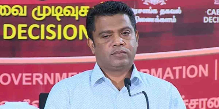 කැබිනට් මාධ්‍ය හමුවේදී මාධ්‍යවේදීන් කන්ටේනර් 323 එළියට අදී! මීට පෙරත් අවස්ථා 14කදී බහාලුම් දහසකට වඩා පරීක්ෂා නොකර එළියට දාලා! ඇමැති නලින්ද ඉතිහාසයත් මතක් කරලාම උත්තර දෙයි!  VIDEO I Sri Lanka Latest News