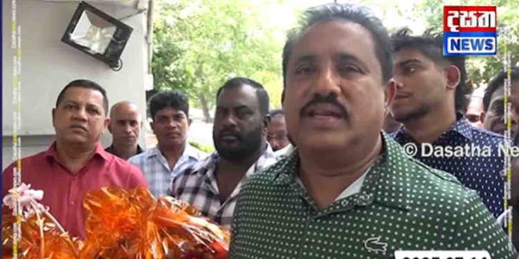 මහින්දව අතෑරලා රනිල් ගාවට ගිය රෝහිත තෑගිබෝග අරන් මෙන්න ආයෙත් මහින්ද ගාවට ඇවිත්! VIDEO I Sri Lanka Latest News