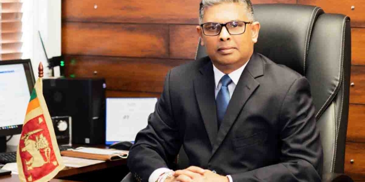 විද්යුත් වීසා නිකුත් කිරීමේදී ආගමන විගමන පාලක හර්ෂ ඉලුක්පිටිය ශ්රේෂ්ඨාධිකරණ නියෝගය පැහැර හැර තියෙන්නේ එවක අමාත්යංශ ලේකම් වියානි ගුණතිලකගේ වාචික හා ලිඛිත උපදෙස් මත! වරද පිළිගනිමින් හර්ෂ ඉලුක්පිටිය අධිකරණයේදී ආන්දෝලනාත්මක අනාවරණයක් කරයි! I Sri Lanka Latest News
