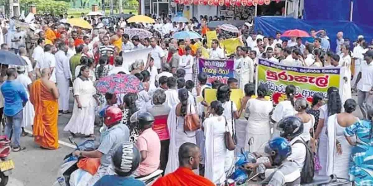 අලුත් බාර් එකක් දාන්න ගිහින් බණ්ඩාරගම අලි කචල් එකක්! ගමේ හාමුදුරුවොත් එක්ක මුළු ගමම පාරට බහී! I Sri Lanka Latest News