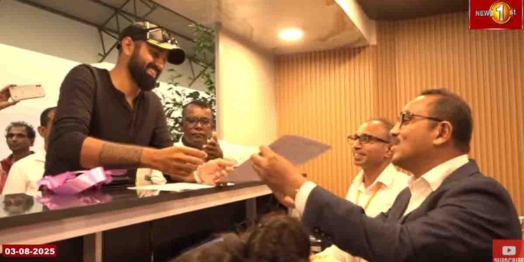 ගිය ඡන්ද කාලෙ නගින නගින ත්රීවීල් එක NPP..! ‘අපි මාලිමාවට’ කියලා ස්ටිකරුත් අලවගෙන ගියා! දැන් ඔක්කොම පාරට බැහැලා කියනවා ‘ආණ්ඩුව අපිට කෙළියා’ කියලා! මොනවා වුණත් වැඩේ නම් නියමයි බිමල්! VIDEO & PHOTOS I Sri Lanka Latest News