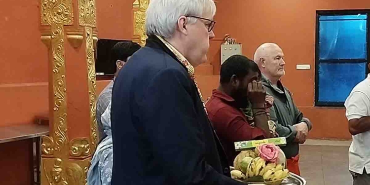 ශ්‍රී ලංකාවේ බ්‍රිතාන්‍ය මහකොමසාරිස් හදිසියේම පළතුරු වට්ටියකුත් අරන් නුවරඑළිය සීතා අම්මන් කෝවිලට ගියේ ඇයි? PHOTOS I Sri Lanka Latest News