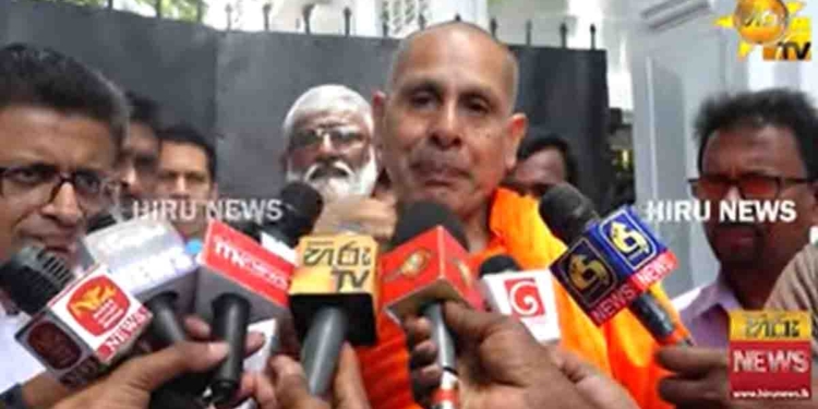 බත්තරමුල්ලේ සාදුත් සජිත්ව හම්බවෙන්න ගිහින් එළියට ඇවිත් පන්දම්වලින් ගේමක් ගහන හැටි කියයි! VIDEO I Sri Lanka Latest News