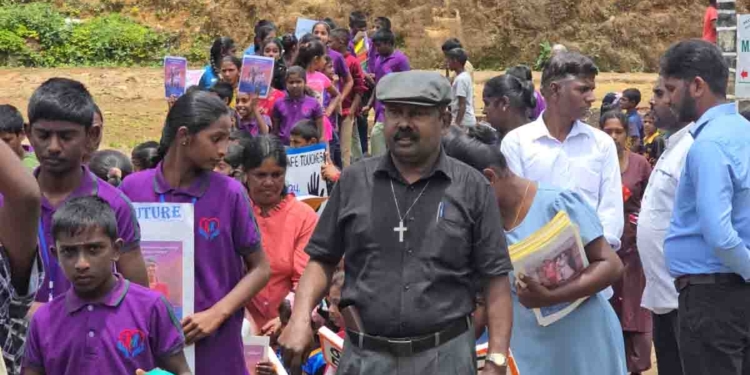 මේක නියම වැඩක්! අපයෝජනවලින් දරුවන් බේරගන්න නුවරඑළියේ ජනතාවයි-පොලිසියයි-ඉස්කෝලෙයි-පල්ලියයි ඔක්කොම එකතු වෙලා! PHOTOS I Sri Lanka Latest News