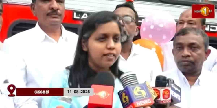 සජිත් දානපතියන්ගෙන් සල්ලි එකතු කරලා රට වටේ ඉස්කෝලවලට බස් දුන්නා! හැබැයි මෝලම් ගැහුවෙ නෑ! රතිඤ්ඤා පත්තු කළේ නෑ! ලක්මාලි මන්ත්‍රීතුමිය ආණ්ඩුවේ CTB බස් එකක් සොයිසාපුරේ ඉඳන් කොළඹට දාලා කතා පවත්වනවා.. මෝලම් ගහනවා.. රතිඤ්ඤා පත්තු කරනවා..! බලන්න වටිනවා..! VIDEO I Sri Lanka Latest News