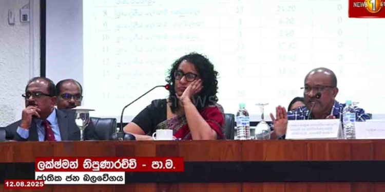 අගමැතිනිය මූලාසනයේ තියාගෙන ජවිපෙ නිපුණාරච්චි නිලධාරීන්ට දොස් කියයි! හරිනි මූණට අත තියාගෙන බලා සිටියි! VIDEO I Sri Lanka Latest News