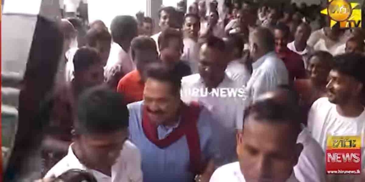 රට වටෙන්ම මහින්දව බලන්න බස් පිටින් තෑගි බෝග අරන් විජේරාමට එන්න පටන් ගනී! මුලින්ම යාපහුවෙන් ආවා! අද අනුරාධපුරෙන් මහා සෙනගක් බස් අරන් හිමිවරුන් පෙරටු කොටගෙන විජේරාමට ආවා! ‘ඔබතුමාගේ මයිලකට හරි අතක් තිබ්බොත් මහා සංඝරත්නය පෙරට එනවා!’ VIDEO I Sri Lanka Latest News